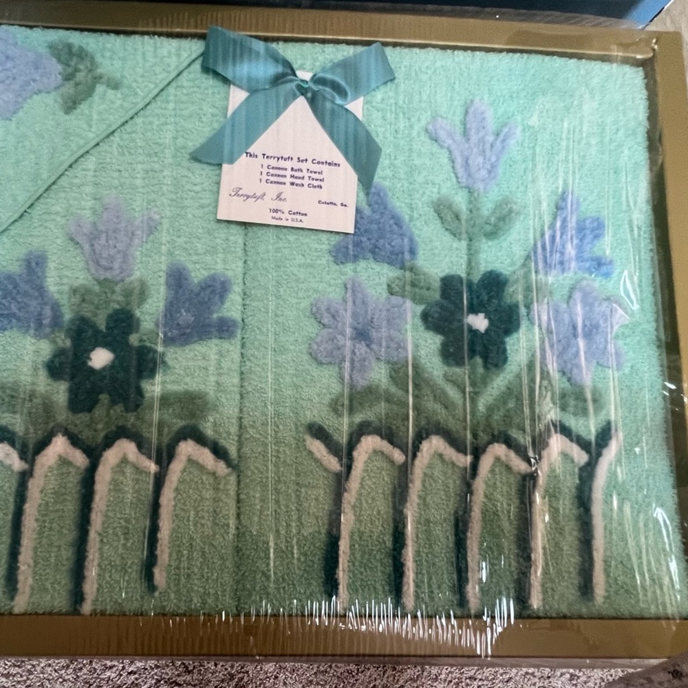Canon Green Floral Terrytuft  Bath Towel Set New